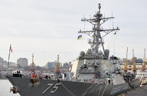 Ракетный эсминец  США «Дональд Кук» вошел в порт Одессы