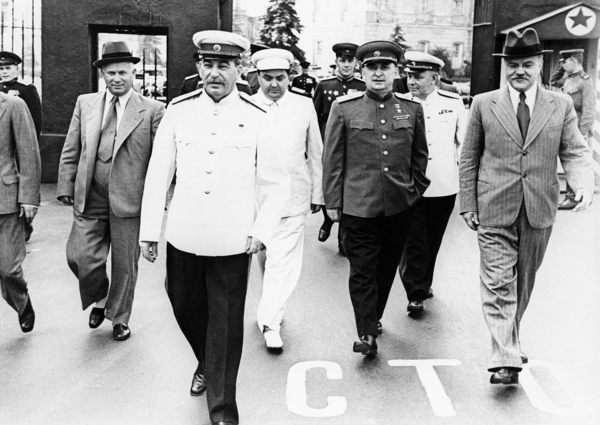 Никита Хрущев, Иосиф Сталин, Георгий Маленков, Лаврентий Берия, Вячеслав Молотов Никита Хрущев, Иосиф Сталин, Георгий Маленков, Лаврентий Берия, Вячеслав Молотов - РИА Новости, 1920, 03.03.2026