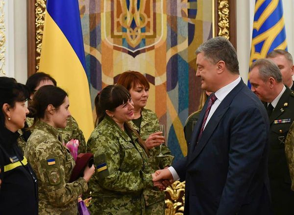 Порошенко награждает женщин военных