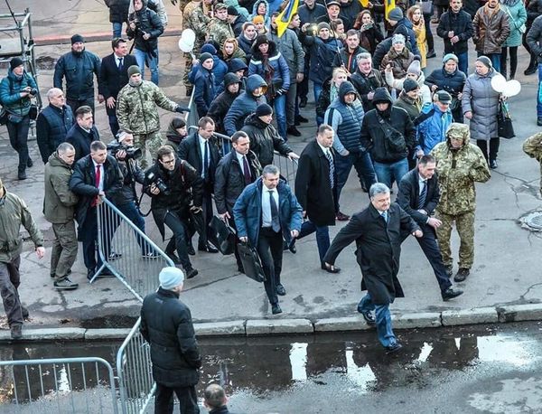 Порошенко бежит с собственного митинга в Житомире после приезда Нацкорпуса Порошенко бежит с собственного митинга в Житомире после приезда Нацкорпуса