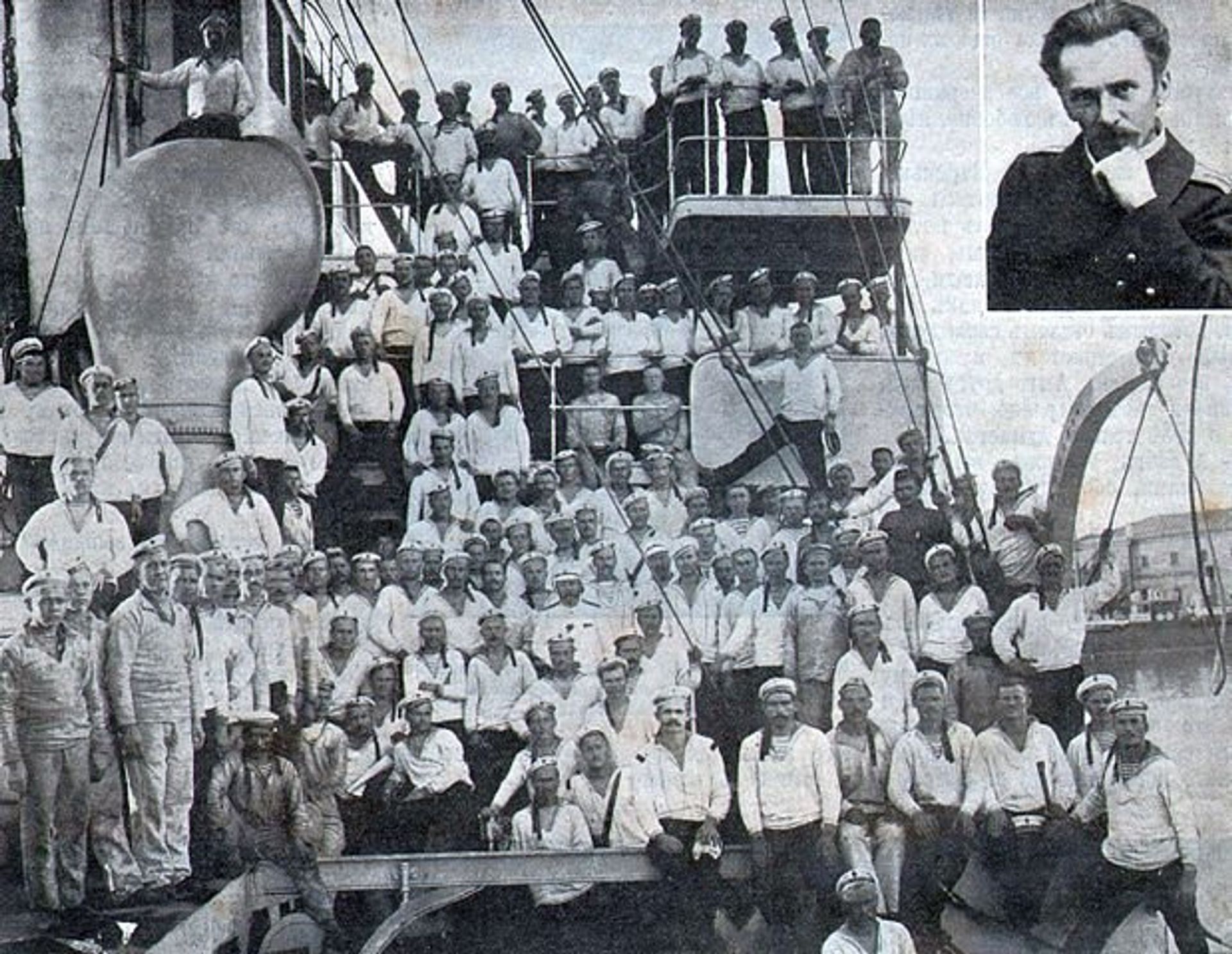 Команда крейсера Очаков за две недели до восстания 1905 г. и лейтенант Шмидт (в верхнем правом углу) Команда крейсера Очаков за две недели до восстания 1905 г. и лейтенант Шмидт (в верхнем правом углу) - РИА Новости, 1920, 14.03.2026