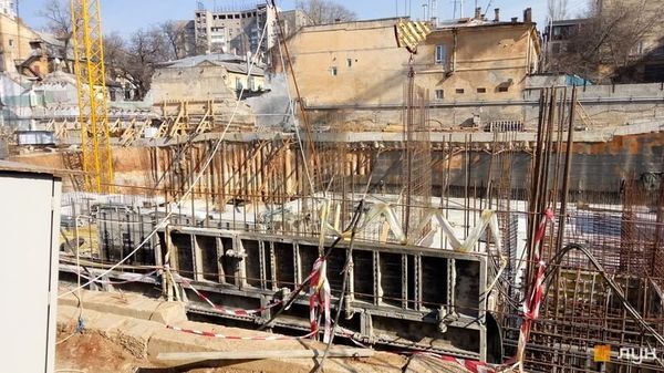 Строительство будущего новостроя на Еврейской. Март 2019 года