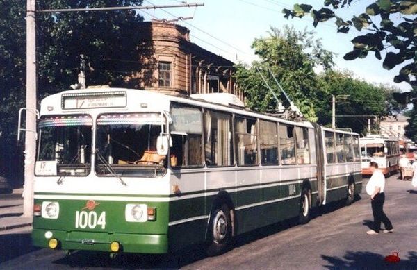 Старый троллейбус на улице Глинки. 1998 год Старый троллейбус на улице Глинки. 1998 год