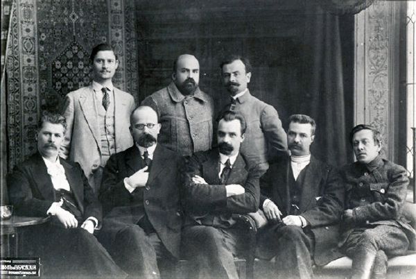 Генеральный секретариат Центральной Рады. Стоят: Павел Христюк, Николай Сасюк, Борис Мартос. Сидят: Иван Стешенко, Христиан барановский, Владимир Винниченко, Сергей Ефремов, Симон Петлюра. 5 июля 1917 года Генеральный секретариат Центральной Рады. Стоят: Павел Христюк, Николай Сасюк, Борис Мартос. Сидят: Иван Стешенко, Христиан барановский, Владимир Винниченко, Сергей Ефремов, Симон Петлюра. 5 июля 1917 года