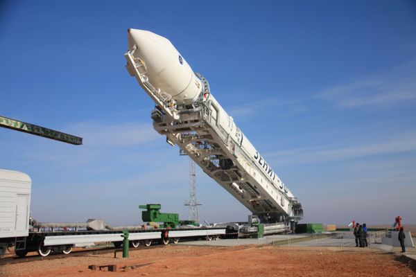 Установка ракеты-носителя Зенит-2SБ на космодроме Байконур Установка ракеты-носителя Зенит-2SБ на космодроме Байконур