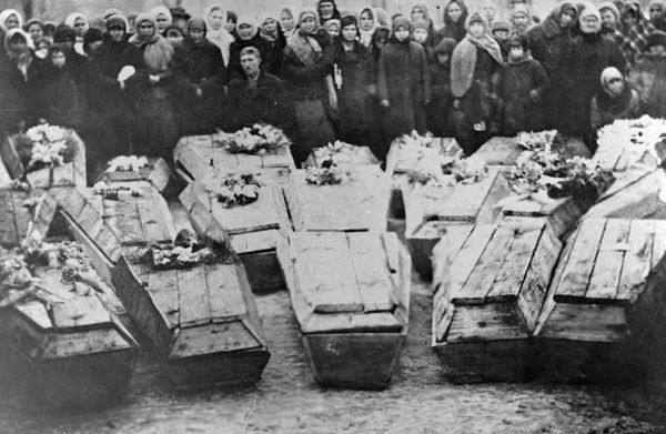 Похороны молодогвардейцев Похороны молодогвардейцев