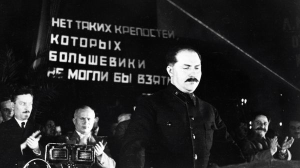 Лазарь Каганович выступает на торжественном заседании в связи с пуском 1-й очереди Московского метрополитена, 1935 год. В президиуме - Николай Булганин, Никита Хрущёв, Серго Орджоникидзе Лазарь Каганович выступает на торжественном заседании в связи с пуском 1-й очереди Московского метрополитена, 1935 год. В президиуме - Николай Булганин, Никита Хрущёв, Серго Орджоникидзе