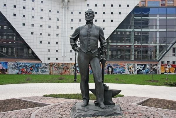 Памятник Джону Юзу в Донецке