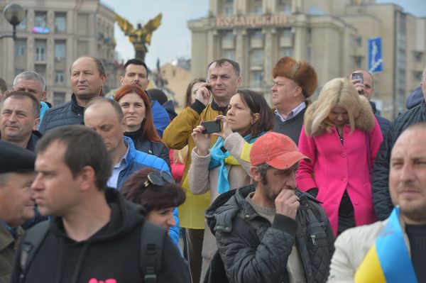 Киев  жители мобильный телефон Митинг Порошенко в Киеве 19.04