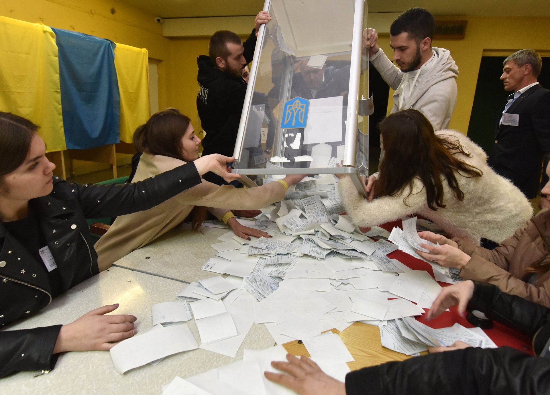 Подсчёт голосов после второго тура выборов президента Украины - РИА Новости, 1920, 01.04.2021