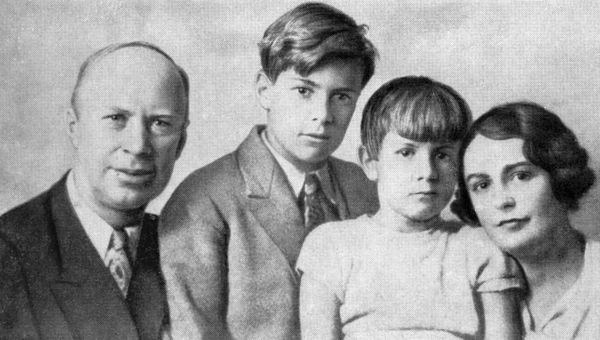 Композитор Сергей Прокофьев с женой Линой и сыновьями Олегом и Святославом Композитор Сергей Прокофьев с женой Линой и сыновьями Олегом и Святославом