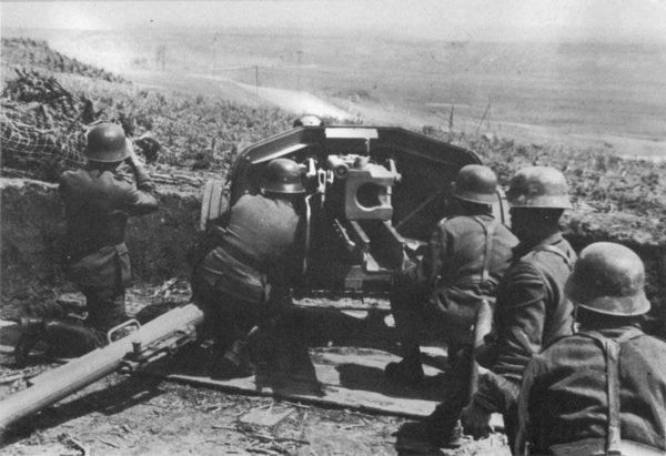 Фашистские артиллеристы ведут огонь из немецкой 75-мм противотанковой пушки PaK 40. Район советско-румынской границы