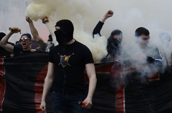 В Харькове футбольные фанаты напали на сторонников федерализации