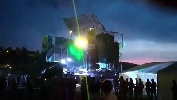 На музфестивале под Днепропетровском ураган снес крышу сцены и убил человека