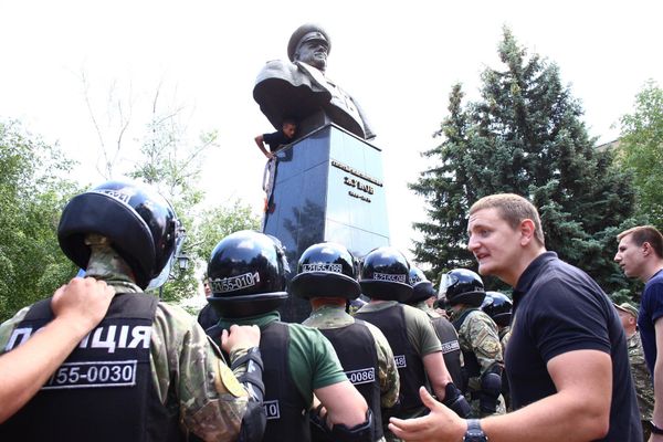Националисты повалили бюст маршала Жукова в Харькове Националисты повалили бюст маршала Жукова в Харькове