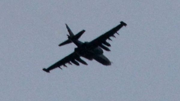 Штурмовик СУ-25 над железнодорожным вокзалом в Донецке Штурмовик СУ-25 над железнодорожным вокзалом в Донецке