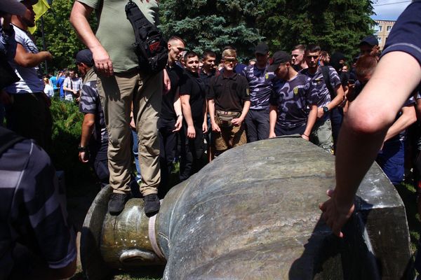 Националисты повалили бюст маршала Жукова в Харькове Националисты повалили бюст маршала Жукова в Харькове