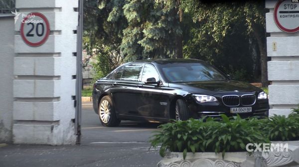 Автомобиль Пинчука у Администрации президента Зеленского