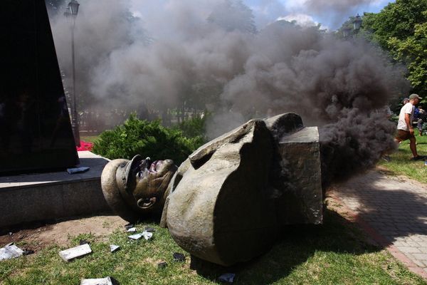 Националисты повалили бюст маршала Жукова в Харькове Националисты повалили бюст маршала Жукова в Харькове