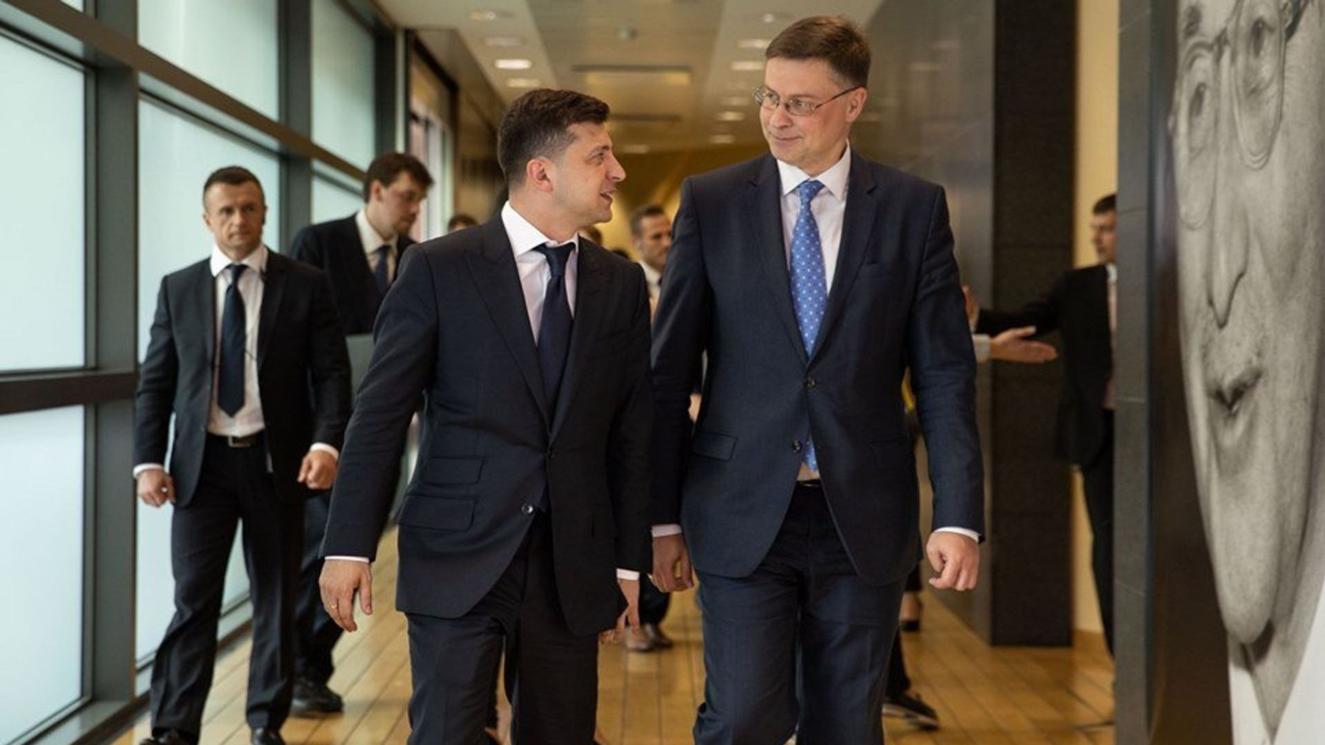 Президент Украины Владимир Зеленский и еврокомиссар по вопросам евро и социального диалога Валдис Домбровскис - РИА Новости, 1920, 19.04.2023
