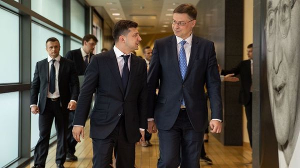 Президент Украины Владимир Зеленский и еврокомиссар по вопросам евро и социального диалога Валдис Домбровскис