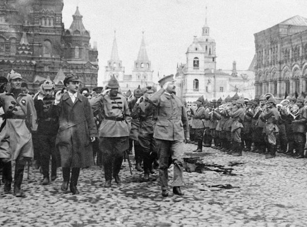 Народный комиссар по военным и морским делам Лев Троцкий (справа) принимает военный парад