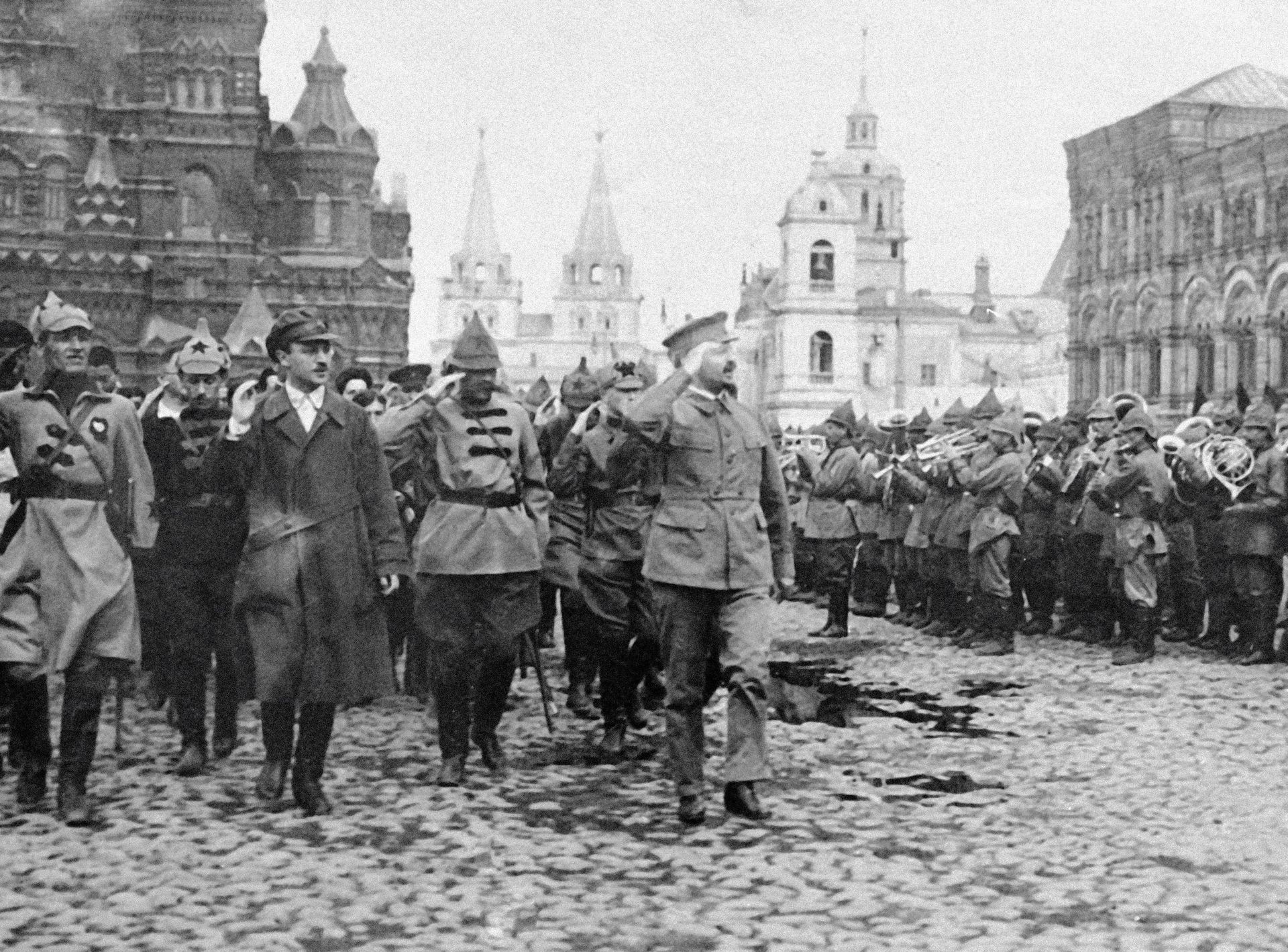 Народный комиссар по военным и морским делам Лев Троцкий (справа) принимает военный парад - РИА Новости, 1920, 26.09.2020