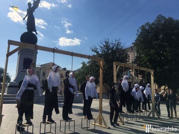 Перфоманс представителей Национального корпуса - повесили харьковских депутатов Перфоманс представителей Национального корпуса - повесили харьковских депутатов