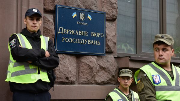 Сотрудники полиции у здания Государственного бюро расследований Украины