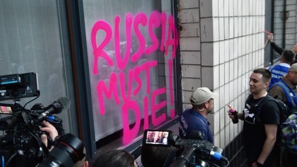 Акция националистов в Киеве против телемоста Россия-Украина