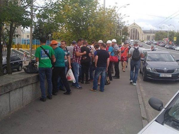 Рабочие заводов Коломойского митингуют под «Укрэнерго» против повышенных тарифов на электроэнергию