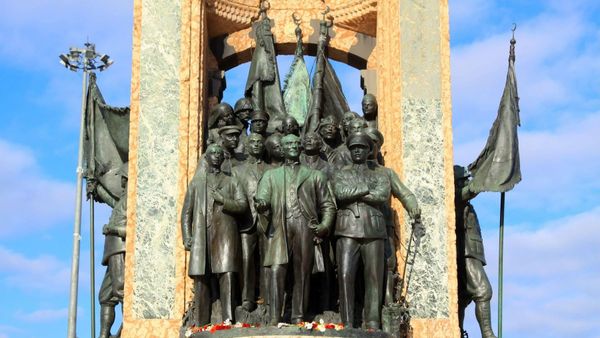 скульптура Ататюрка стамбул