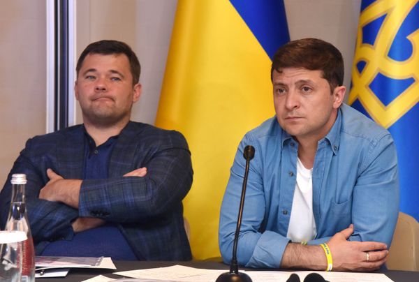 Президент Украины В. Зеленский посетил школу депутатов партии Слуга народа Президент Украины В. Зеленский посетил школу депутатов партии Слуга народа