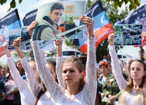 Траурная церемония на месте гибели фотокорреспондента А. Стенина