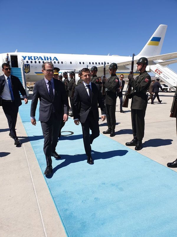 Президент Украины Владимир Зеленский и посол Украины в Турции Андрей Сибига