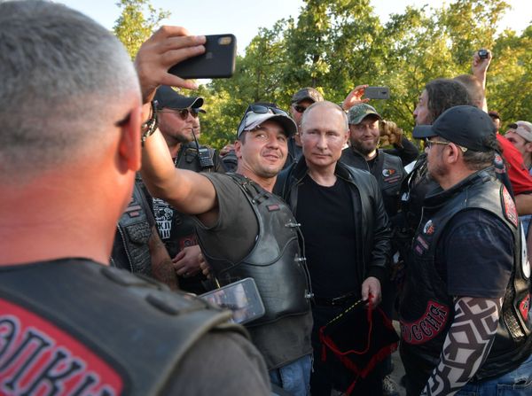Президент РФ В. Путин посетил байк-шоу мотоклуба Ночные волки в Крыму
