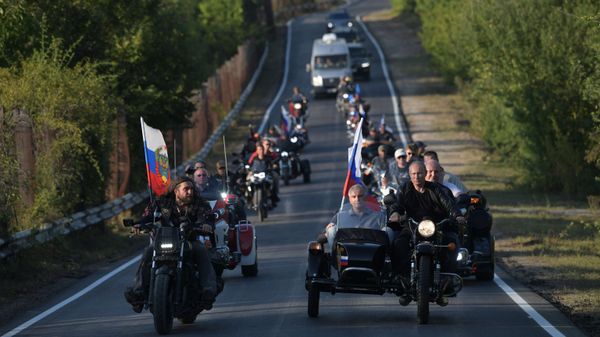 Президент РФ В. Путин посетил байк-шоу мотоклуба Ночные волки в Крыму