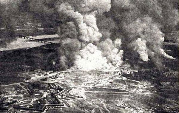 Взрыв складов Зверинецкого укрепления в 1918 году. Немецкая аэрофотосъёмка Взрыв складов Зверинецкого укрепления в 1918 году. Немецкая аэрофотосъёмка