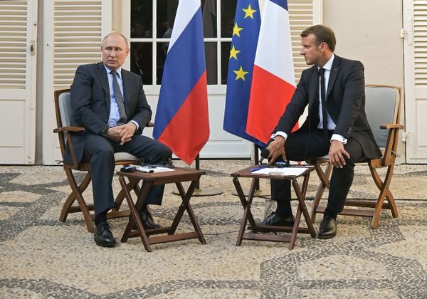 Президент РФ Владимир Путин и президент Франции Эммануэль Макрон во время встречи в резиденции президента Франции Форт Брегансон