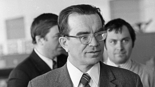 Доктор физико-математических наук, вице-президент Академии наук Украинской ССР, директор института кибернетики АН УССР академик Виктор Михайлович Глушков Доктор физико-математических наук, вице-президент Академии наук Украинской ССР, директор института кибернетики АН УССР академик Виктор Михайлович Глушков