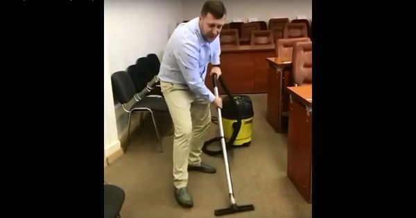 Депутат-уборщинк, стоп-кадр Youtube