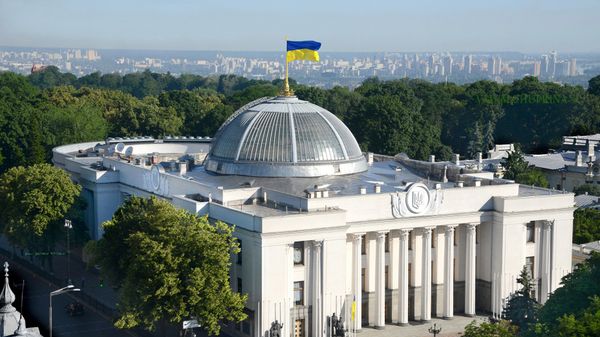 Верховная рада здание флаг