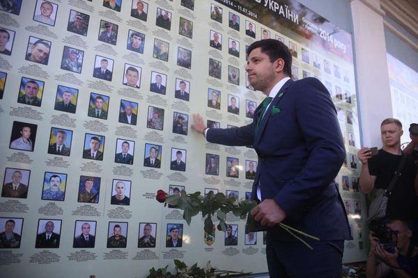 цветы стена памяти Слуга народа цветы стена памяти Слуга народа