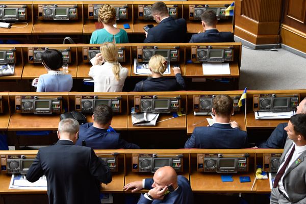 Депутаты на первом заседании девятого созыва Верховной рады Украины в Киеве