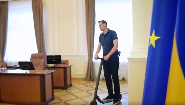 Гончарук на самокате
