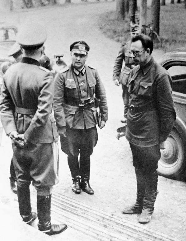 А. А. Власов после пленения в штабе 18-й армии группы армий «Север». 22 июля 1942 г