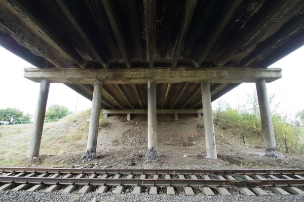 Последствия подрыва моста в Луганске