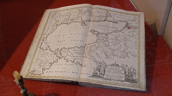 Новый атлас Алексиса-Юбера Жайо 1694 года издания в Донецком республиканском краеведческом музее 