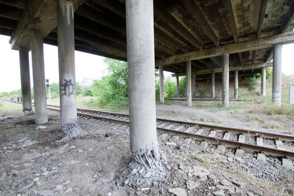 Последствия подрыва моста в Луганске Последствия подрыва моста в Луганске