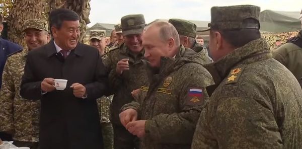 Президент России Владимир Путин и президент Киргизии Сооронбай Жээнбеков Президент России Владимир Путин и президент Киргизии Сооронбай Жээнбеков